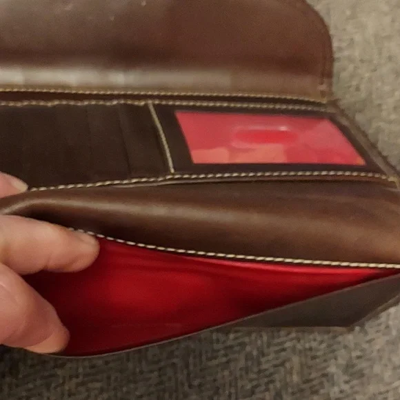 RARE DOONEY & BOURKE Burnished Red & Brown Embossed Croc Leather Wallet - Picture 5 of 11